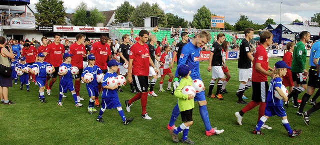 Kaiserstuhlcup 2012: Es ist beim Kaise...ten zum Spiel auf den Platz begleitet.  | Foto: Alfred Peter