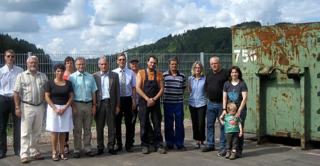 Landrat Hanno Hurth freut sich gemeins... Standort des Elzacher Recyclinghofes.  | Foto: Thomas Steimer