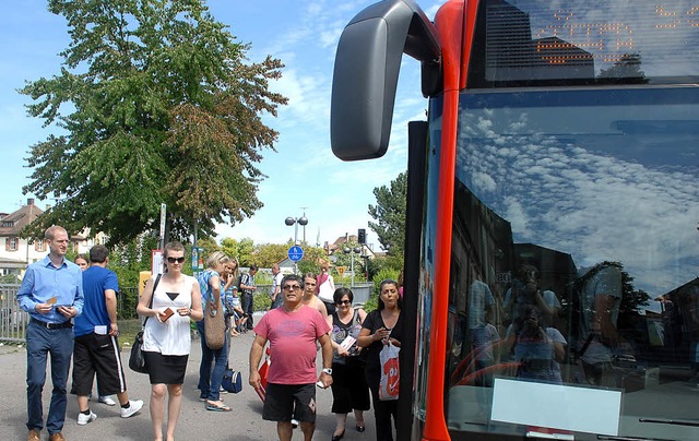 Warten auf dem Bahnhofsvorplatz: Schienenersatzverkehr in Rheinfelden   | Foto: Jannik Schall