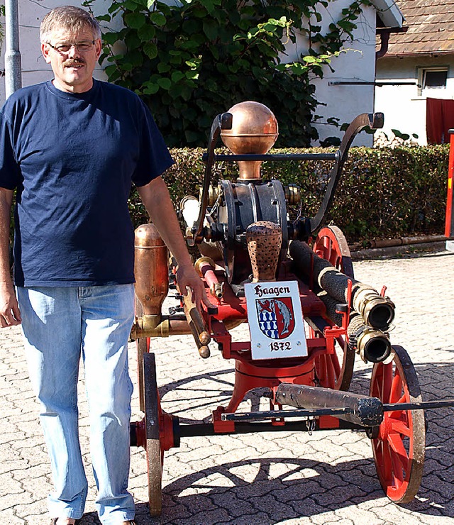 Abteilungskommandant Horst Simon fhrt... verrucherten Garage mit Atemschutz.   | Foto: Paul Schleer