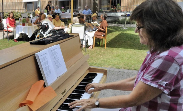 Carola Horstmann begleitete das Lieder...rums im Rahmen des Sofaferienprogramms  | Foto: Markus Zimmermann, Markus Zimmermann