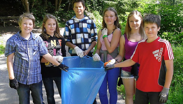 Mllsack und Handschuhe statt Schultas...er Putzaktion der Zeller Realschler.   | Foto: Privat