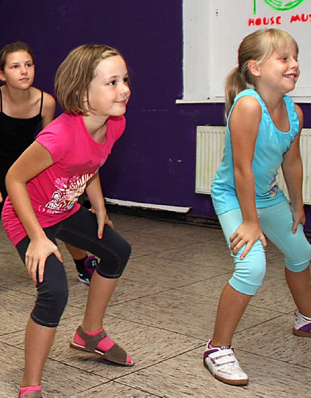 Blo keinen Schritt verpassen: Die Kin...ger Jugendhaus eine Choreografie ein.   | Foto: Jrn Kerckhoff
