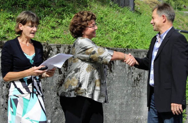 Bei der Bekanntgabe des Ergebnisses gr...#8220;  Richard Renz der Wahlsiegerin.  | Foto: Hermann Jacob