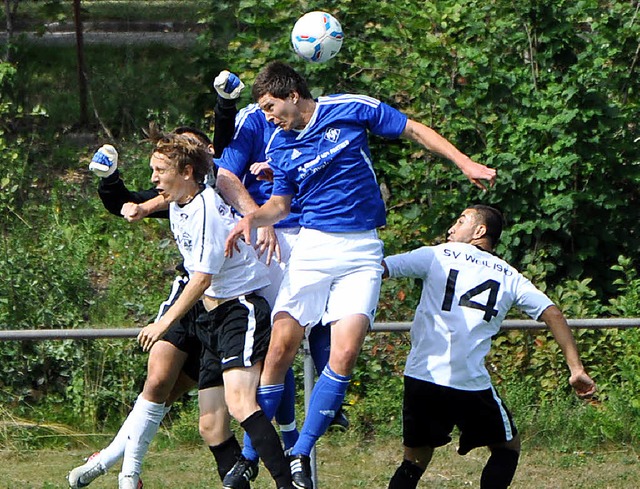 Gedrnge: Der Neustdter Fabian Papa (...rspieler klren mit Glck und Knnen.   | Foto: bernd seger