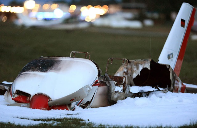 Das Flugzeugwrack nach dem Brand, umgeben von einem Schaumteppich   | Foto: dapd