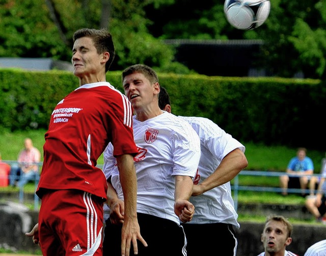 Der Sieg: Nico Wehrle (li.) kpft  das 2:1 fr Lrrach-Brombach.  | Foto: Schn