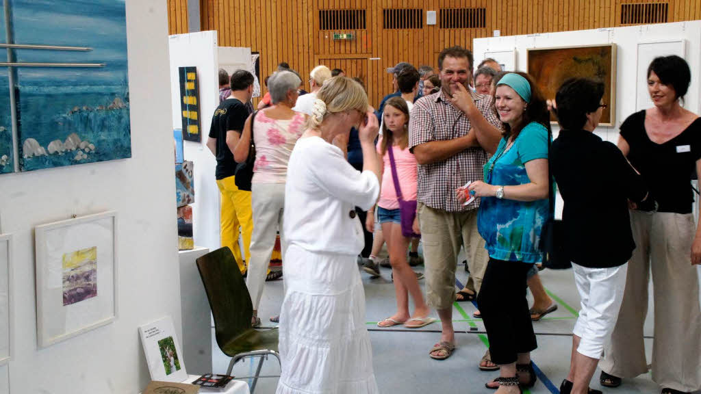 Internationale Kunsttage in Endingen: Dace Gossen und Lucienne Grtner bei der Ausstellung in der Stadthalle.