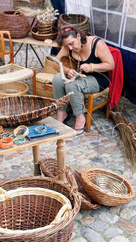 Binationaler Kunsthandwerkmarkt in Endingen: Eine  Korbflechterin bei der Arbeit.