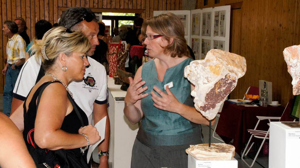 Internationale Kunsttage Endingen: Annegret Kalvelage erklrt  ihre Skulpturen.