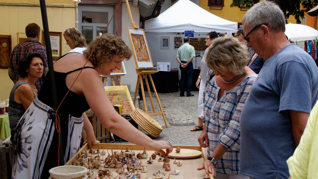 Binationaler Kunsthandwerkmarkt in Endingen: Holzkreisel, vor Ort gefertigt.