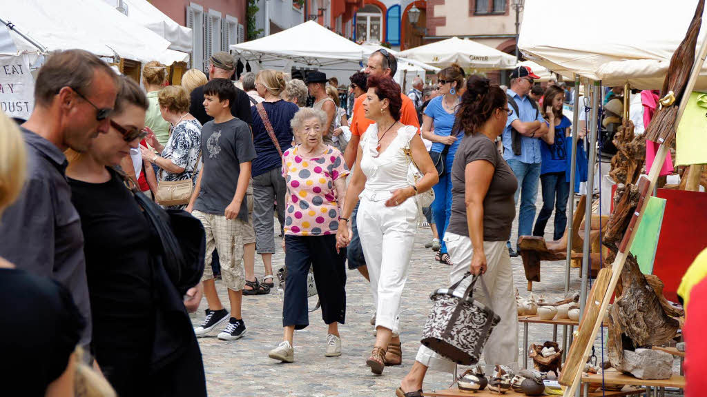 Groer Andrang herrschte beim binationalen Kunsthandwerkmarkt in Endingen.