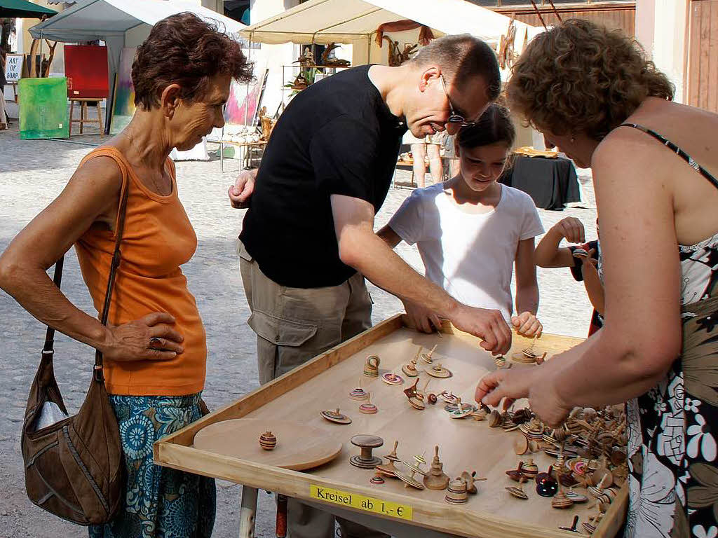 Binationaler Kunsthandwerkmarkt in Endingen: Holzkreisel, vor Ort gefertigt