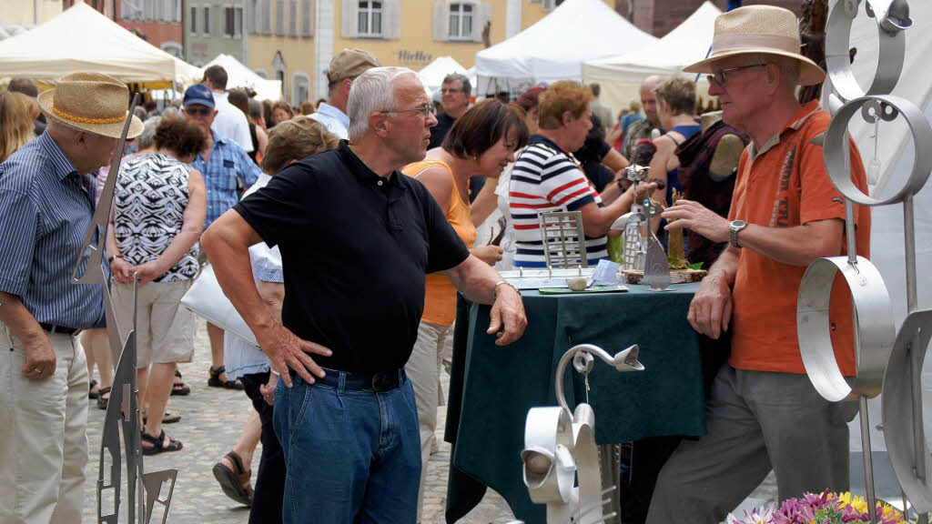 Groer Andrang herrschte beim binationalen Kunsthandwerkmarkt in Endingen.