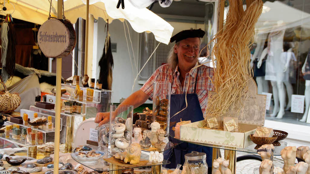 Binationaler Kunsthandwerkmarkt in Endingen: Ein Seifensieder an seinem Stand.