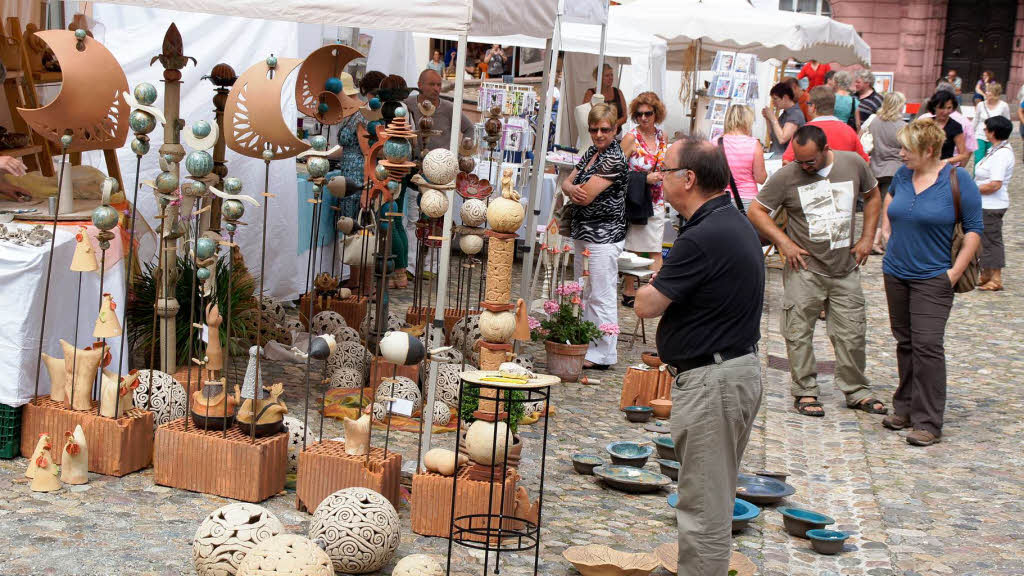 Groer Andrang herrschte beim binationalen Kunsthandwerkmarkt in Endingen.