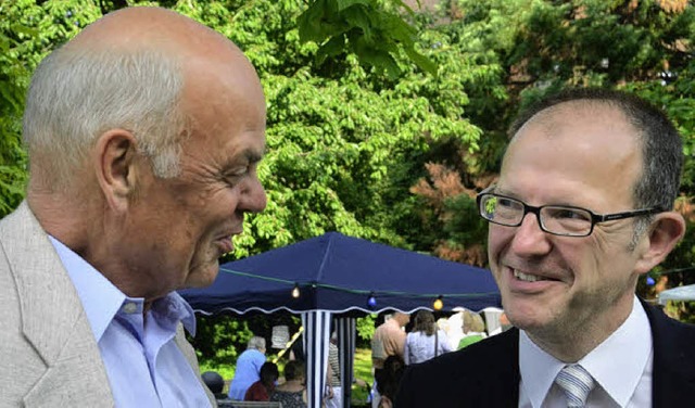 KWA-Vorstand  Stefan Arend (rechts) im...em frheren Stiftsdirektor Heinz Htt.  | Foto: Susanne Mller