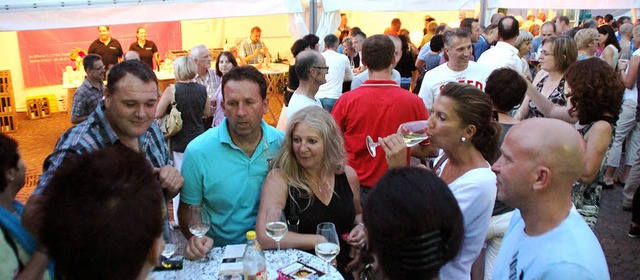 Hunderte nahmen das Angebot zur Wein und Musik auf dem Rathausplatz an.  | Foto: Erika Sieberts