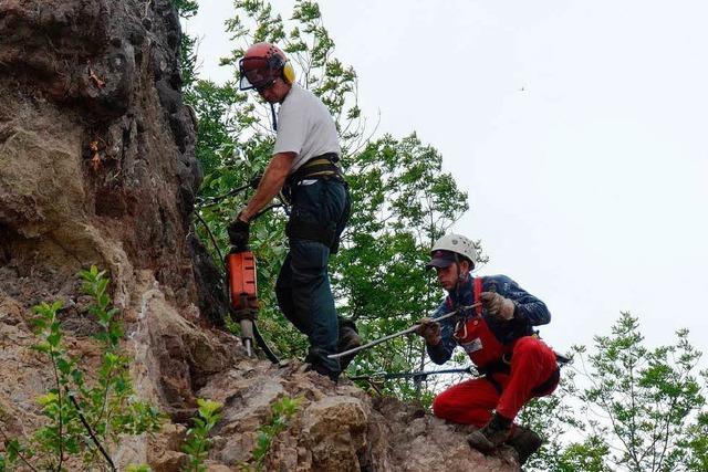 Felssturz am Eckartsberg: Gefhrliche Brocken werden abgeschlagen
