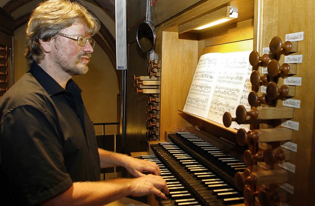 Michael A. Mller aus Leimen an der Orgel der Stiftskirche   | Foto: Heidi Fssel