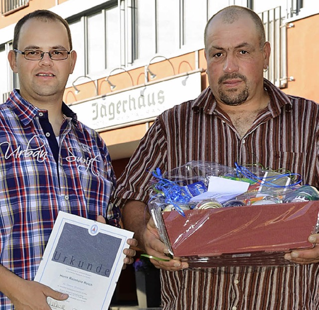 Reinhold Reich (rechts) erhielt von Christian Walter  Urkunde und Geschenkkorb.   | Foto: markus straub