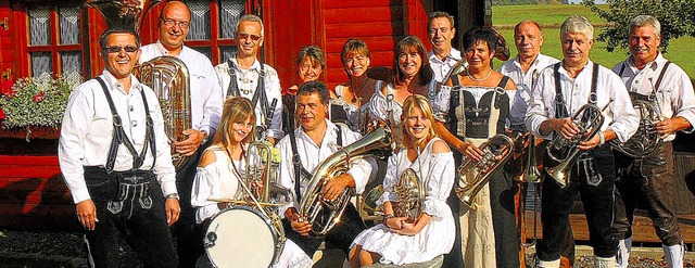 Die Sdbadischen sind 14 Musiker, die ...musikalische Leiterin der Blaskapelle.  | Foto: Bingold