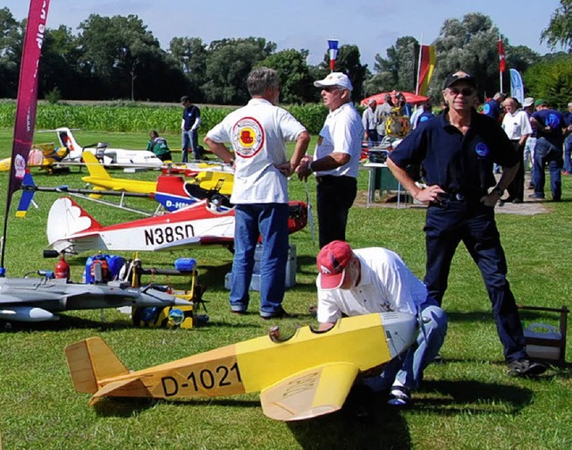 Vor dem Flug berprften die Piloten  ... und tauschten fachkundige Tipps aus.   | Foto: hans-jochen voigt