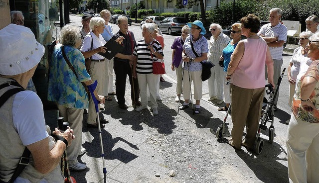 Sibylle Bartl (Vierte von links) brach...iler Senioren die Partnerstadt nher.   | Foto: Helfer