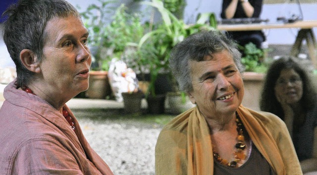 Die Autorin Ulla Lachauer im Gesprch ...eronika Zimmermann im Theater im Hof.   | Foto: Roswitha Frey