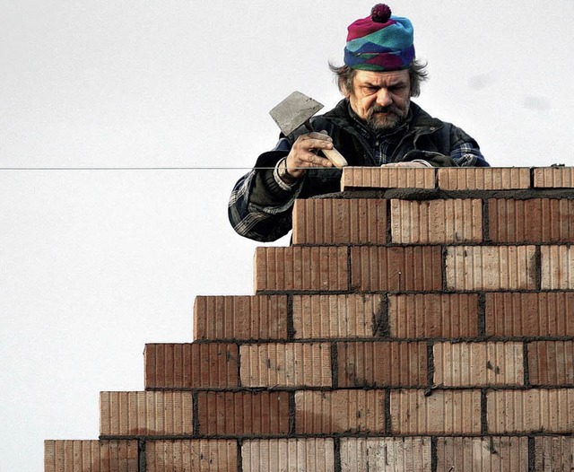 Stein fr Stein lange im Job: ein Maurer in Nordrhein Westfalen  | Foto: dpa