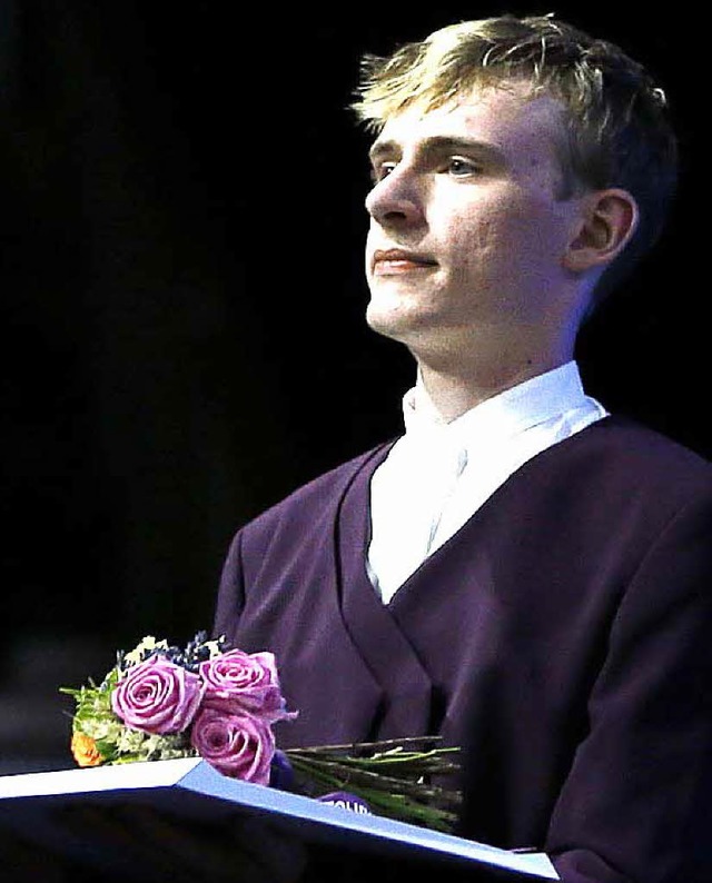 Ganz in Violett: ein junger Mann bei einer Siegerehrung in London  | Foto: dapd
