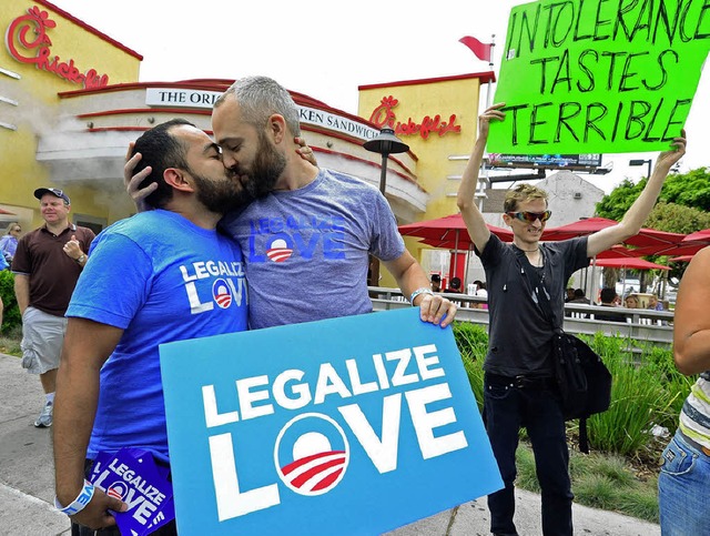 Kiss-In vor einer Filiale der Fastfood...eschlechtliche Ehen ausgesprochen hat.  | Foto: AFP