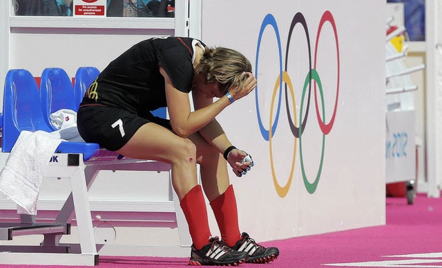 Allein und verlassen neben den olympis...tsche Hockeyspielerin Natascha  Keller  | Foto: dpa