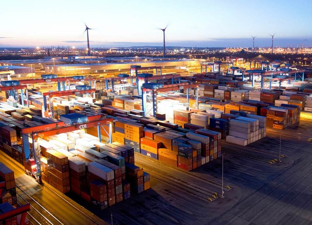 Container und  Windrder:  Hamburger Hafen  | Foto: dpa