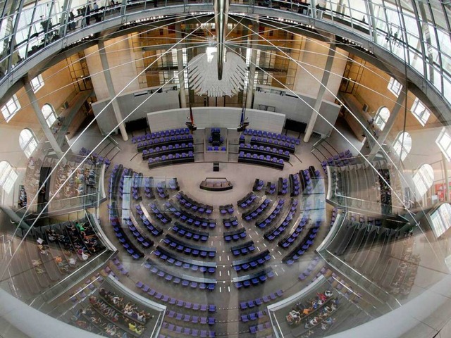 Demokratie unter Glas? Der Bundestag, an diesem Tag nur von Besuchern bevlkert  | Foto: dapd/Thomas Kunz