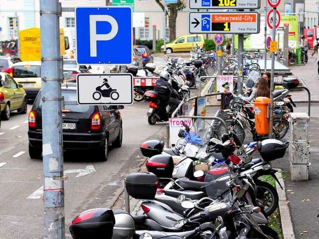 Motorrad-Stellpltze am Siegesdenkmal sind oft berfllt.  | Foto: Schneider