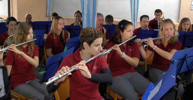 Beim Kirchplatzfest in Knigschaffhausen unterhielt der Musikverein.  | Foto: Roland Vitt