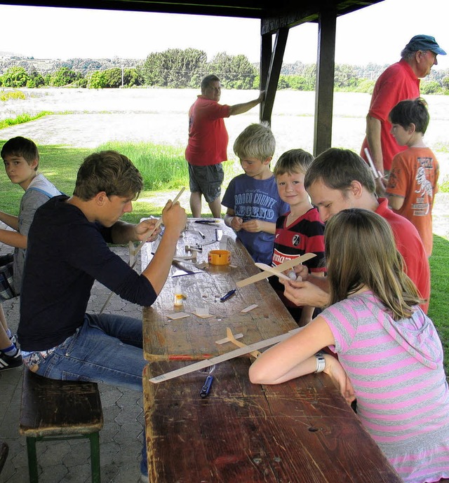 Kinder bastelten beim Modellsportclub  Wurfgleiter.   | Foto: Hassler