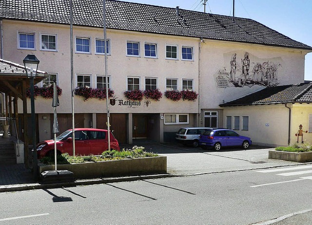 Noch sieht der Platz vor dem Feldberge...den entfernt und zwei Bume gepflanzt.  | Foto: Babeck-Reinsch