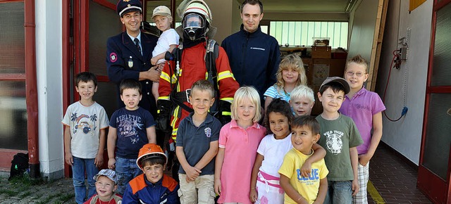 Eine Mama in  Feuerwehrmontur und span...hrmnnern, was wollen die Kinder mehr?  | Foto: Kirsten Lux