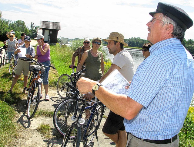 Auf Touren: Zu historisch markanten St...nk (rechts) Teilnehmer der Riedwoche.   | Foto: reiner beschorner