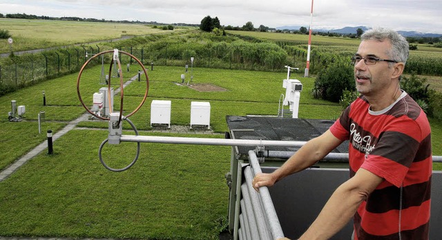 Karl Wagner hat im Ausguck der Wetterw...ne Wiese mit  Messgerten unter sich.   | Foto: Max Schuler