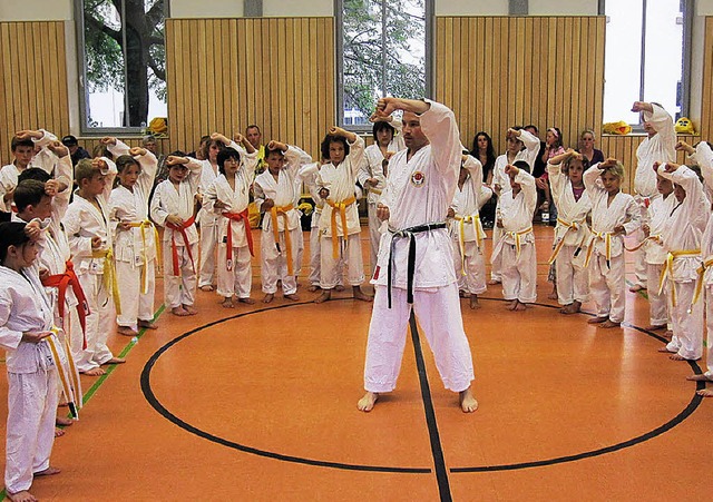 Timo Giler, Deutscher Karate-Meister ...t dem Nachwuchs, wie es richtig geht.   | Foto: Verein