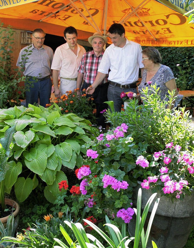 Brgermeister Matthias Gutbrod (zweite...acht im Garten der Familie Stannebein.  | Foto: sandra Decoux-Kone