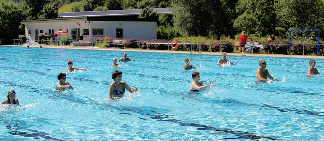 Aqua Fitness im Freibad Neustadt: Die ...ut an und macht den Teilnehmern Spa.   | Foto: Eva Korinth