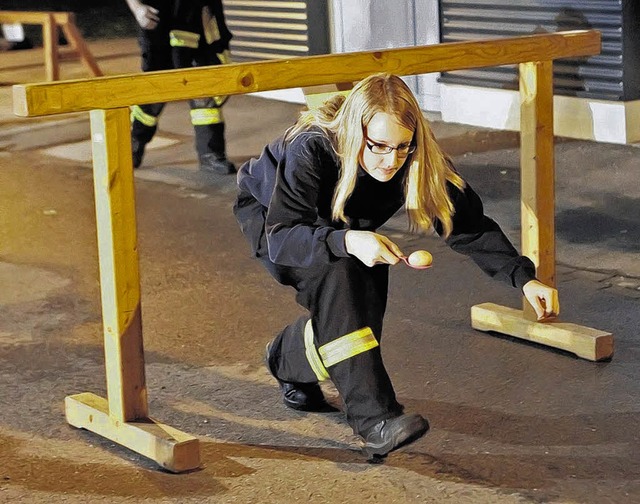 Ungewhnlicher Einsatz: Feuerwehrfrau ...er zeigt beim Eierlauf ihr Geschick.    | Foto: Mller