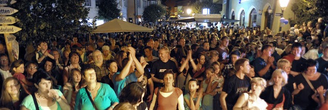 Wow, was fr ein Stdtlefest! Die Stra...bend voll mit Menschen in Feierlaune.   | Foto: Philippe Thines