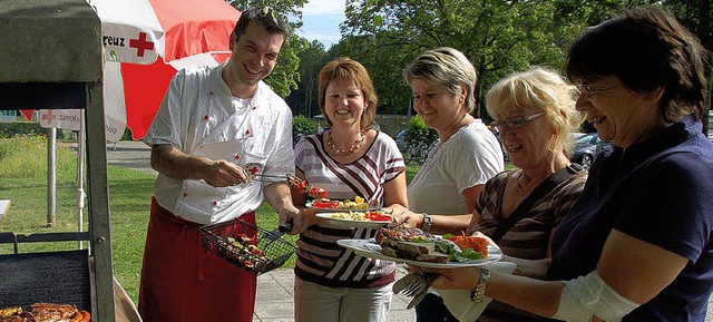 Nach der Blutspende, den Verband noch ... mit Fleisch, Brot und Salat strken.   | Foto: Pia Grttinger