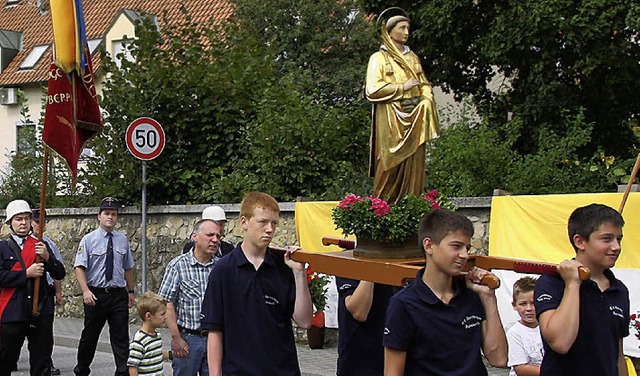 In Oberrimsingen wurde das Patrozinium...ine  Prozession durch den Ort statt.    | Foto: meike zorn