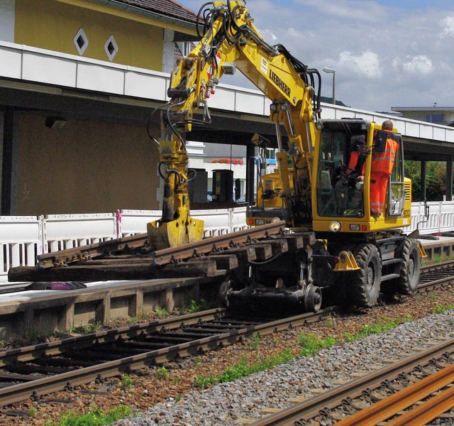 Beginn der Arbeiten im Bahnhof Grenzac...eis 2 die neuen Schienen schon bereit.  | Foto: Rolf Reimann